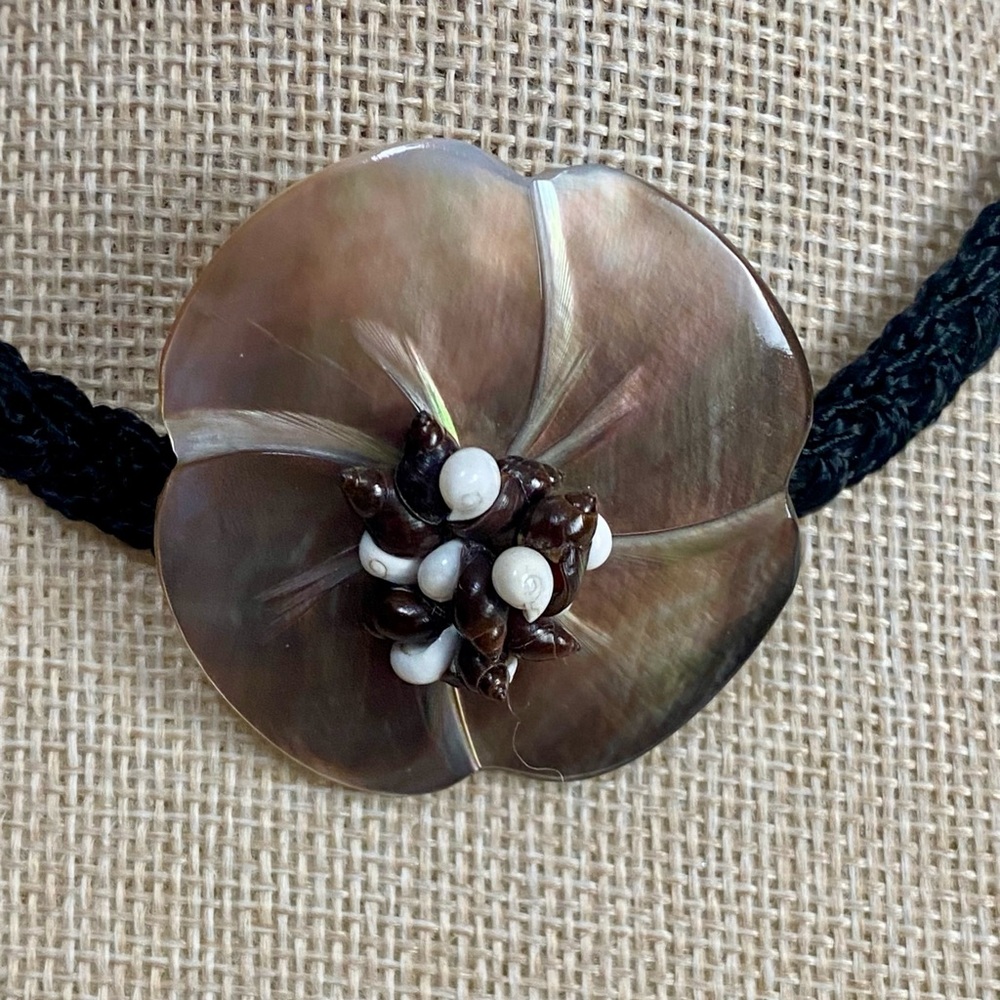 Vintage Mother Of Pearl Hand Carved Tahitian Pendant Choker Necklace - Picture 4 of 5